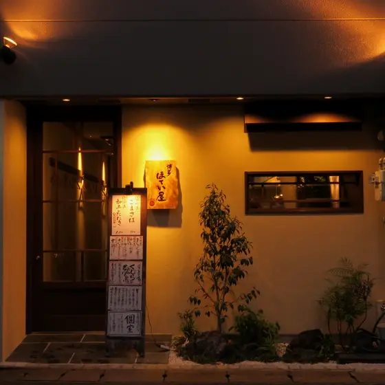 夜の冷泉町店の入口