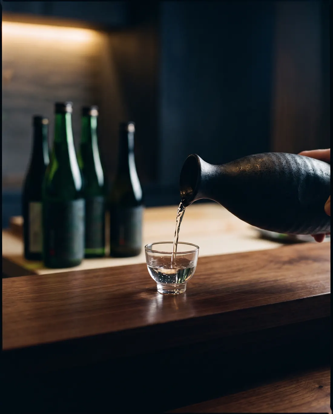 徳利から、薄いグラスの猪口へ注がれる日本酒